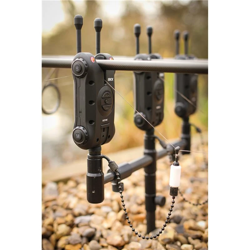 COFFRET DÉTECTEUR DE TOUCHE SONIK SKX BITE ALARMS + LAMPE BIVVY 2 COFFRET DÉTECTEUR DE TOUCHE SONIK SKX BITE ALARMS + LAMPE BIVVY – Image 2