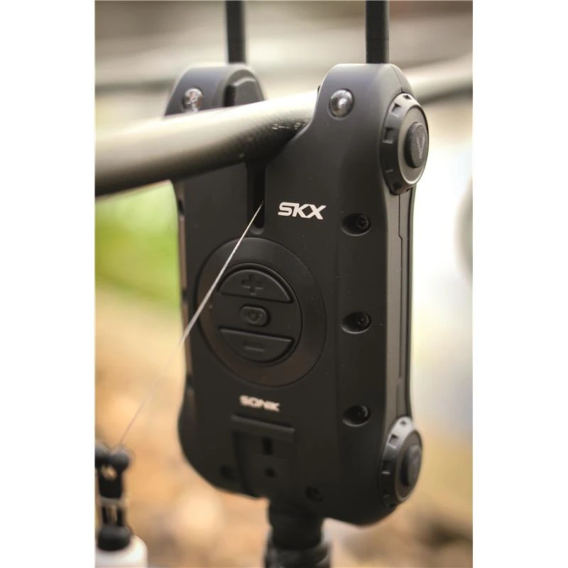 COFFRET DÉTECTEUR DE TOUCHE SONIK SKX BITE ALARMS + LAMPE BIVVY 6 COFFRET DÉTECTEUR DE TOUCHE SONIK SKX BITE ALARMS + LAMPE BIVVY – Image 6